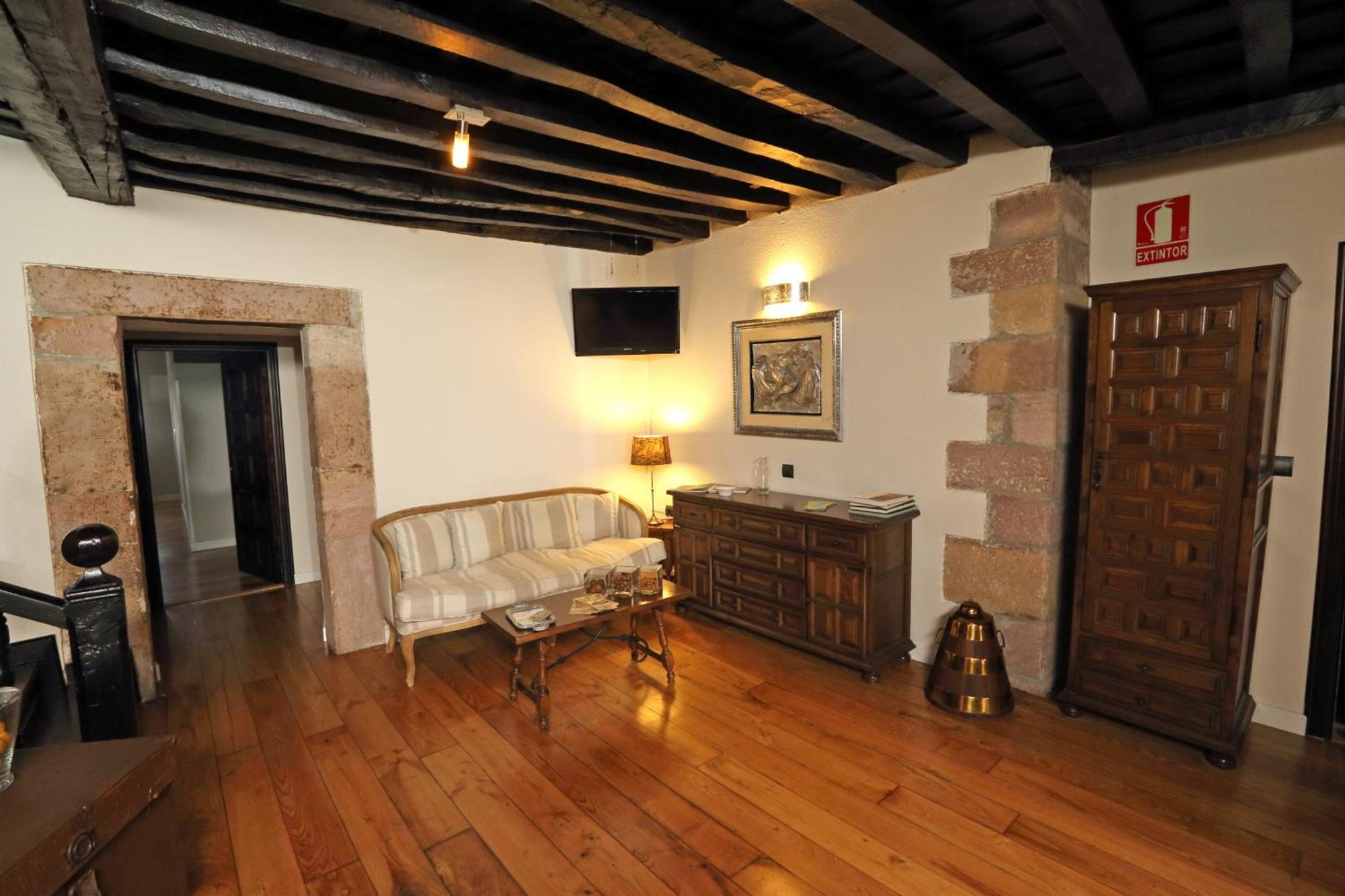 Apartamentos Santa Lucia Cabezon De La Sal Exterior photo